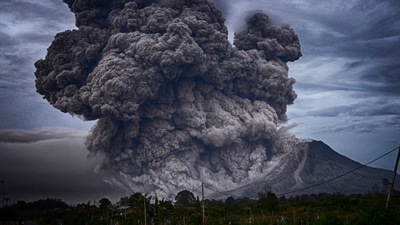 Evacuan a miles de personas tras expulsión de ceniza volcánica, en Indonesia 