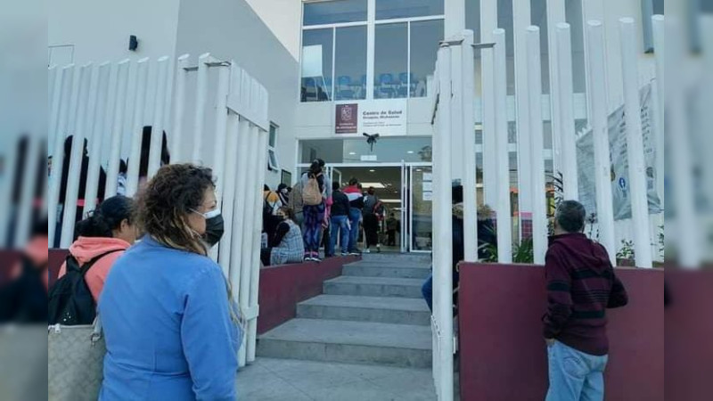 Ofrece Centro de Salud de Uruapan vacunas contra la Influenza y COVID-19