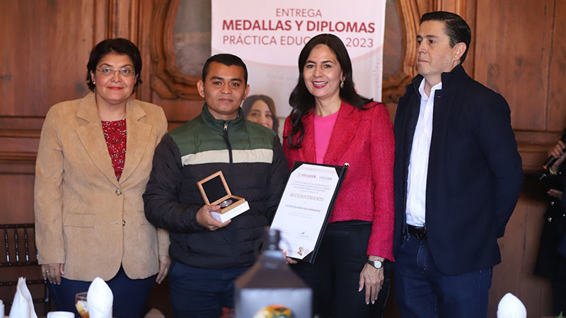 Maestro gana premio a la Práctica Educativa por proyecto colaborativo  