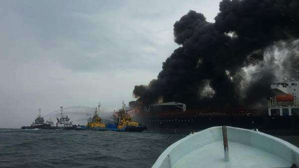 Explosión e incendio en buque petrolero en Veracruz - Foto 1 
