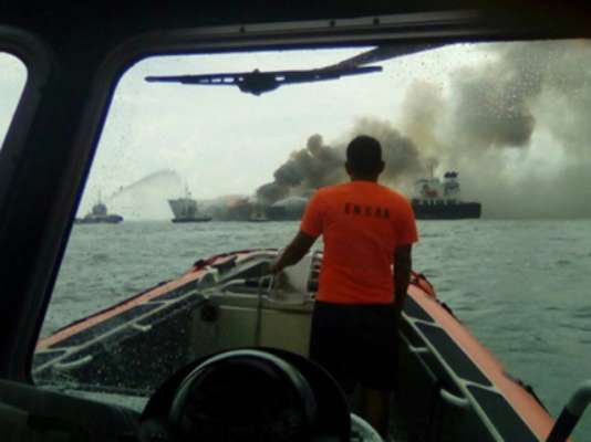 Explosión e incendio en buque petrolero en Veracruz - Foto 3 