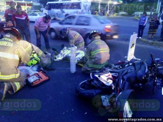 Un adulto y un niño lesionados tras ser chocada su moto por auto en Morelia - Foto 1 