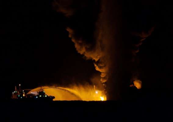Autoridades descartan riesgo a población por incendio de buque Burgos - Foto 0 
