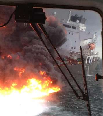 Autoridades descartan riesgo a población por incendio de buque Burgos - Foto 2 
