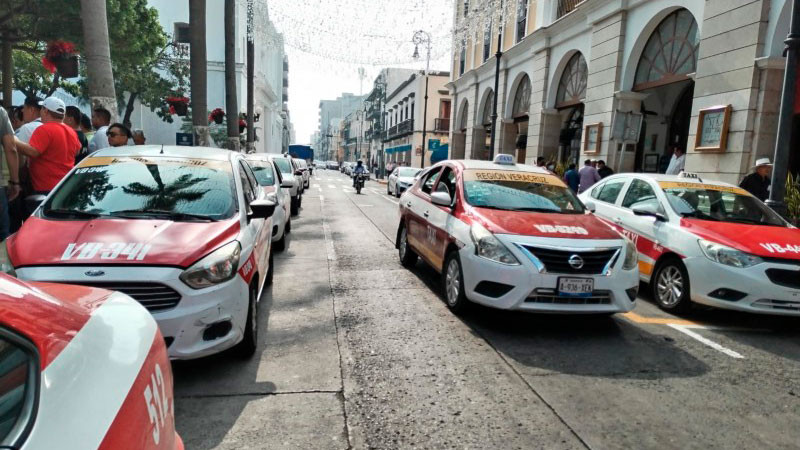 En Veracruz, con bloqueos taxistas exigen alto a supuestos abusos policiales 