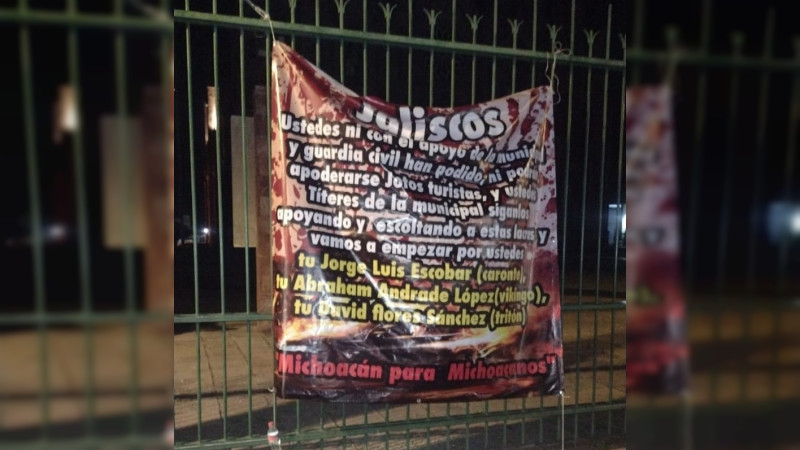 Cuelgan mantas con mensajes de grupo delincuencial en Zamora, Michoacán