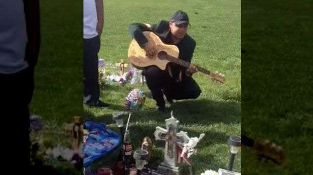 Filtran video de Gerardo Ortiz cantando en tumba en los Ángeles 