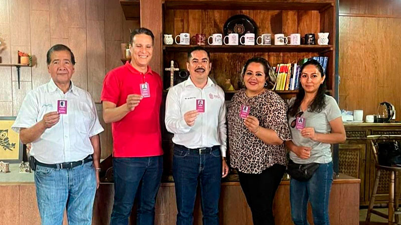 Avanza credencialización de trabajadores de la educación en Michoacán 