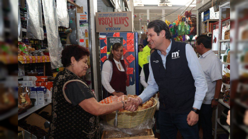 Alfonso Martínez, atiende necesidades del mercado Vasco de Quiroga