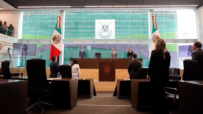 Querétaro: Titular de la ESFE se jubila con más de 112 mil pesos   