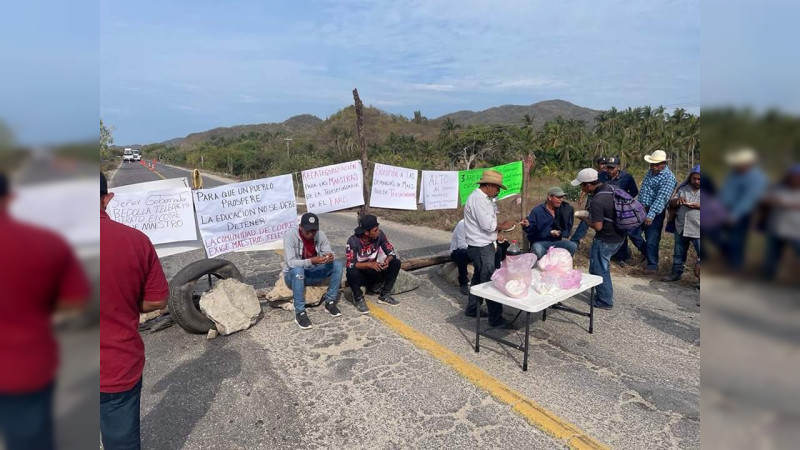 Padres de familia y maestros bloquean la carretera Michoacán-Colima; exigen personal docente 