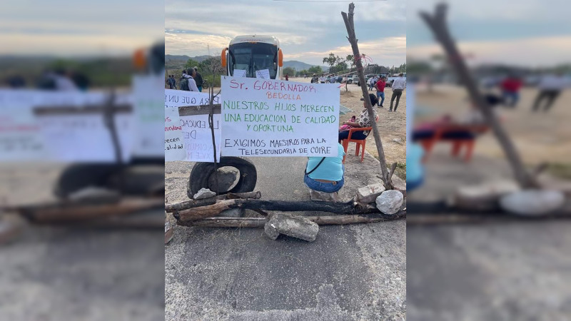 Padres de familia y maestros bloquean la carretera Michoacán-Colima; exigen personal docente 