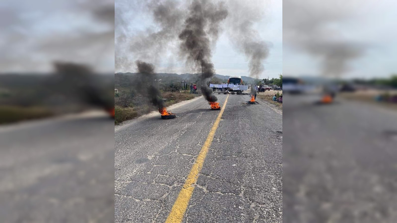 Padres de familia y maestros bloquean la carretera Michoacán-Colima; exigen personal docente 