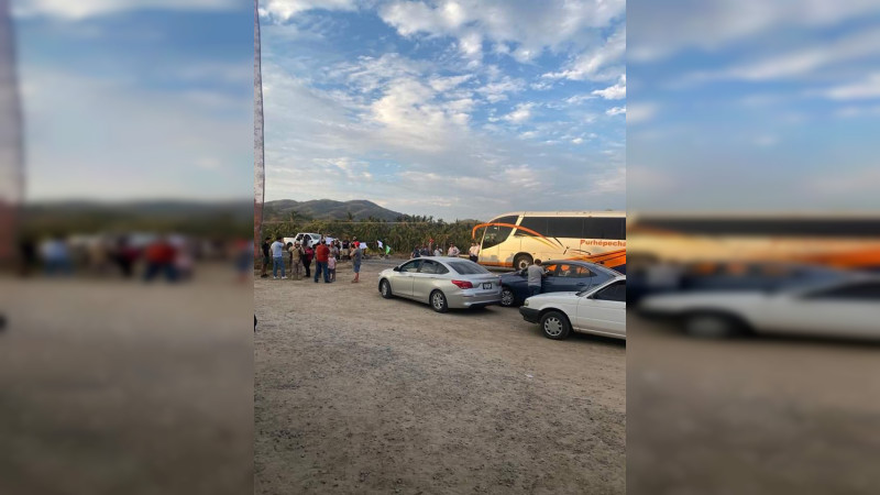 Padres de familia y maestros bloquean la carretera Michoacán-Colima; exigen personal docente 