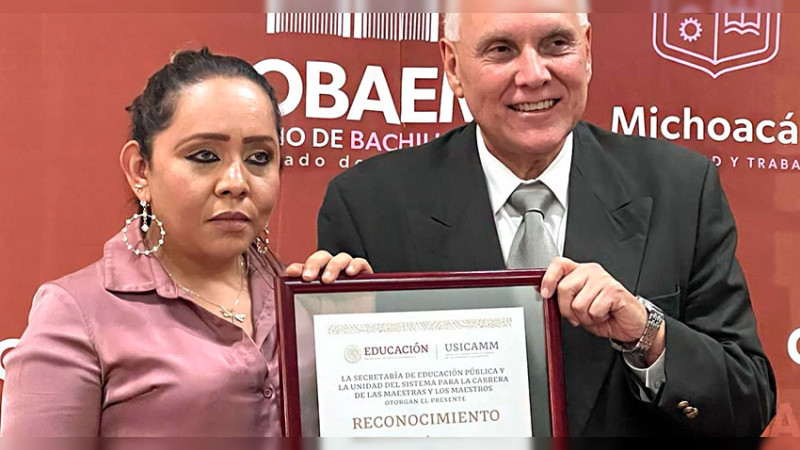Premian a maestra por su aportación excepcional en bachillerato 