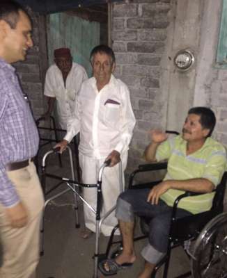 El ex alcalde Antonio Cruz Lucatero entrego sillas de ruedas, bastones y andaderas a adultos mayores de  Apatzingán 