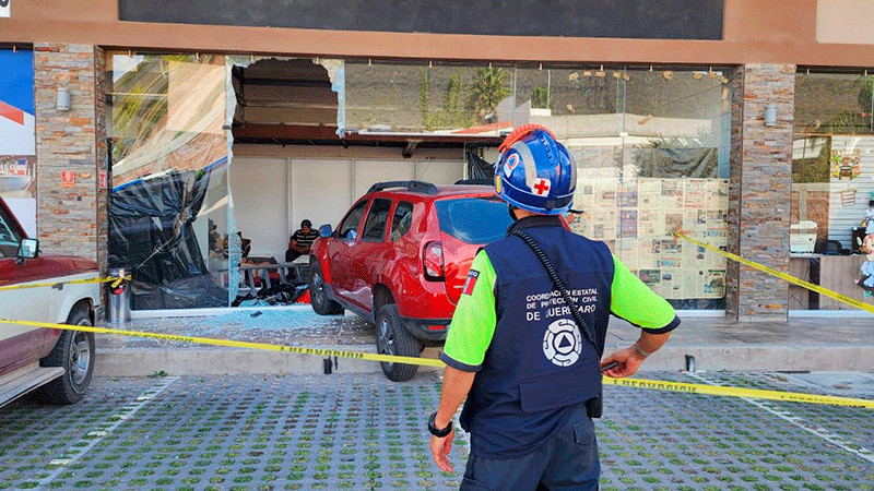 Despistada conductora se metió a un local comercial en El Refugio, en Querétaro 
