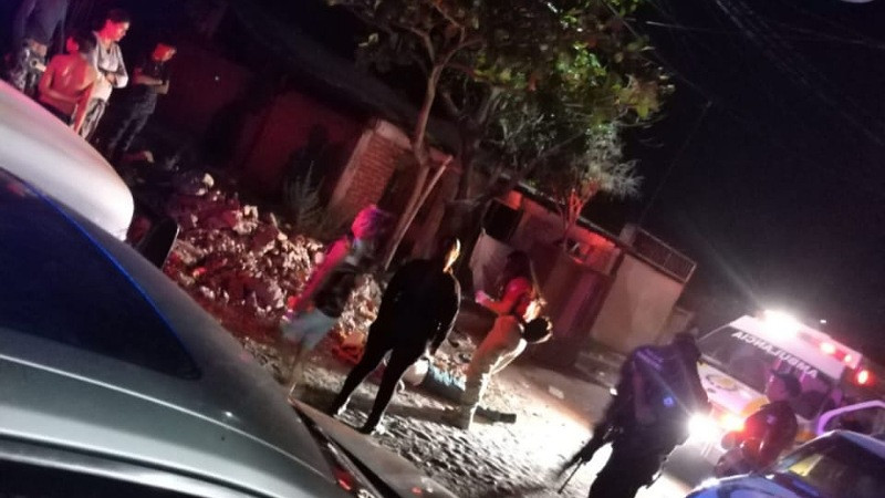 Tras riña expolicía municipal de Apatzingán, Michoacán, resulta golpeado 