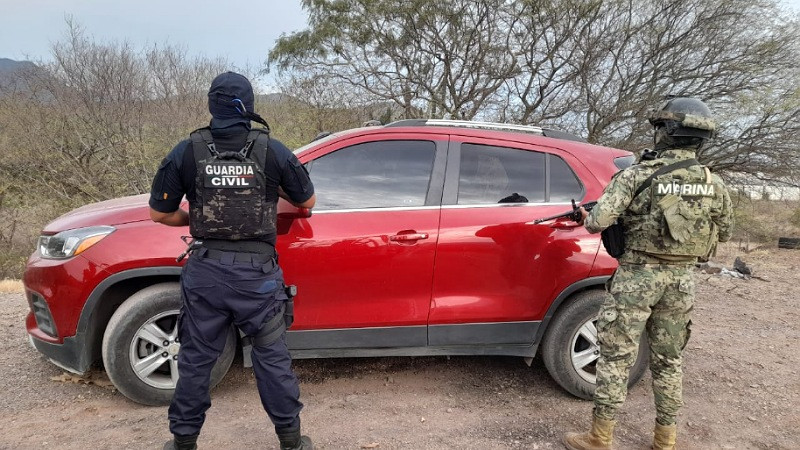 En Arteaga, Michoacán, detienen a dos armados y con auto robado 