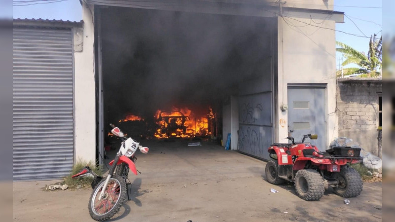 Incendio en taller mecánico de Querétaro deja cinco vehículos dañados 