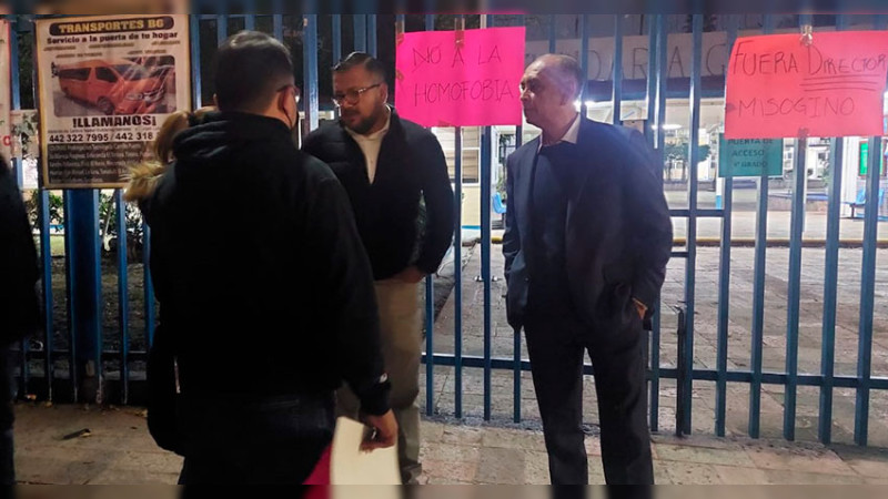 Padres de familia se manifiestan contra director de secundaria, en Querétaro  
