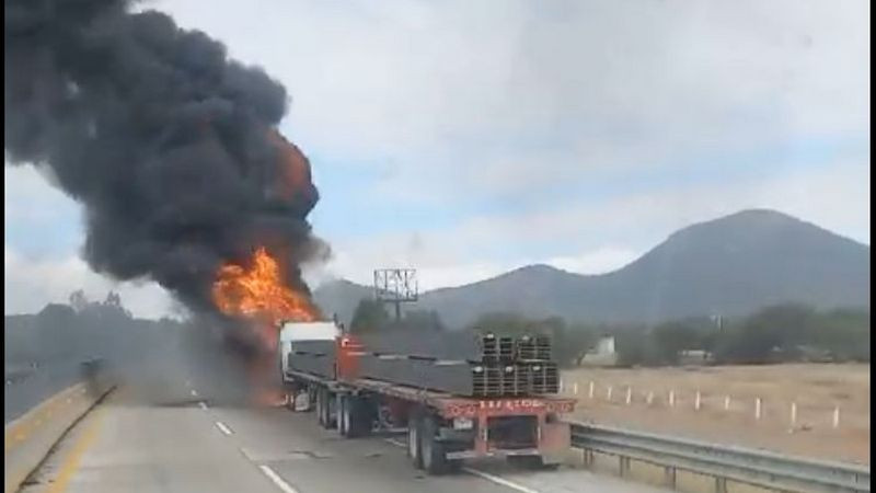 Se incendia trailer en el libramiento Noreste de El Marqués, Querétaro 