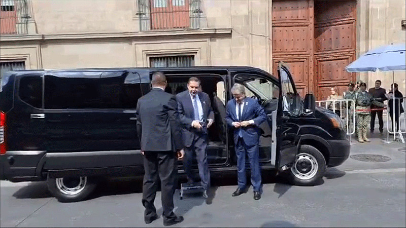 Ken Salazar y congresistas de Estados Unidos llegan a Palacio Nacional para reunirse con AMLO 
