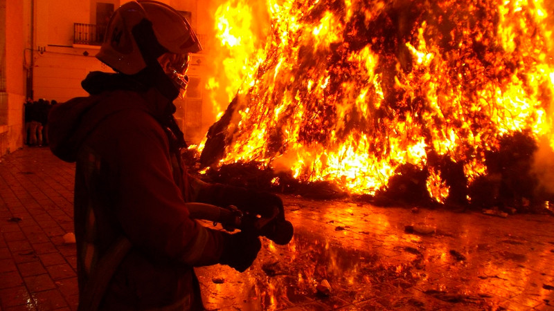 Incendio en edificio de China deja al menos 25 muertos 