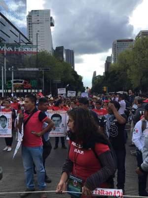Arranca en el D.F. megamarcha a dos años de la desaparición de los normalistas de Ayotzinapa - Foto 2 
