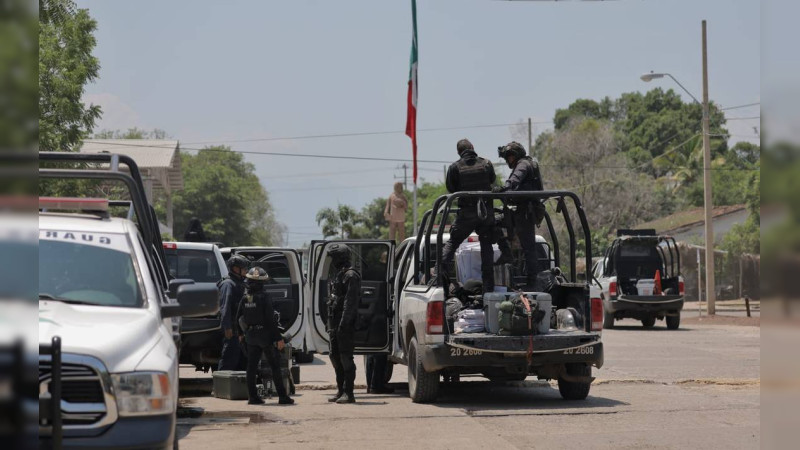 Capturan a tres miembros de célula criminal en La Ruana, Michoacán: Les aseguran rifles de asalto 