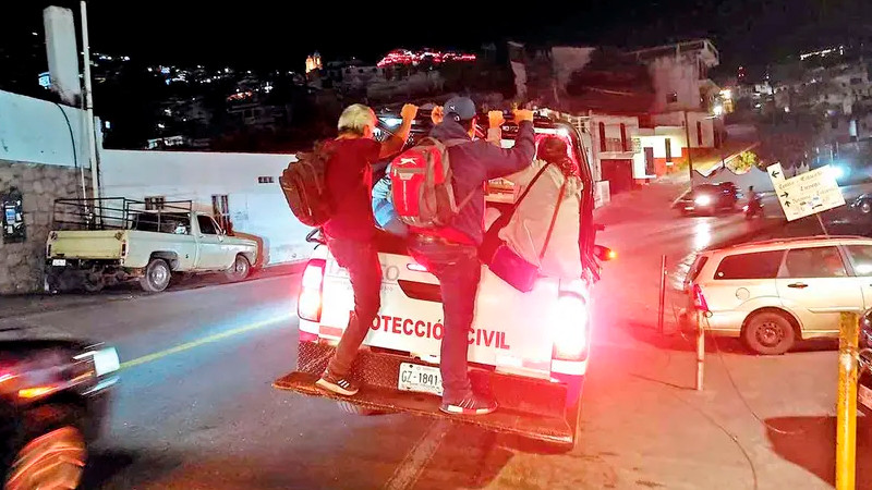 Patrullas y vehículos policiales transportan a población en Taxco 