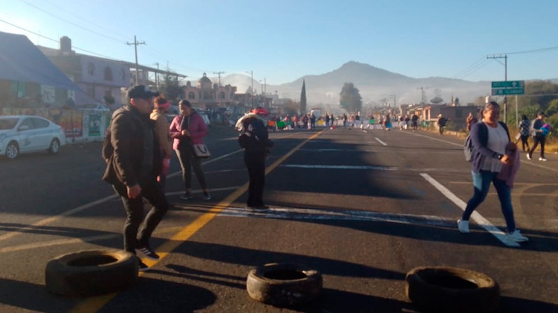 Maestros del SNTE bloquean carretera Pátzcuaro-Opopeo; en el marco de la ‘megamarcha’ del 29 de enero 