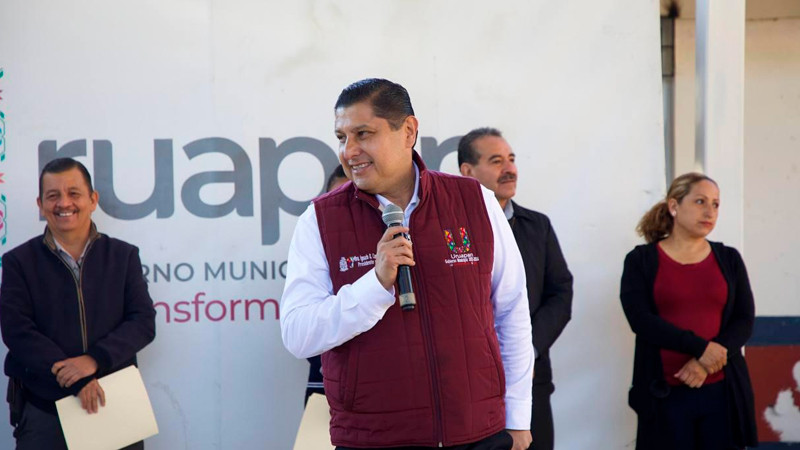 Comunidad estudiantil de Uruapan agradece a Nacho Campos compromiso cumplido con la educación