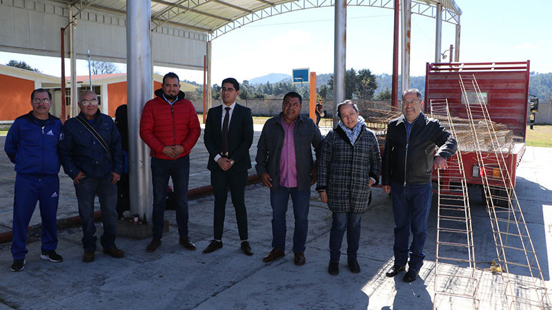 Edil de Ciudad Hidalgo, Michoacán, José Luis Téllez Marín, apoya rehabilitación de secundaria  