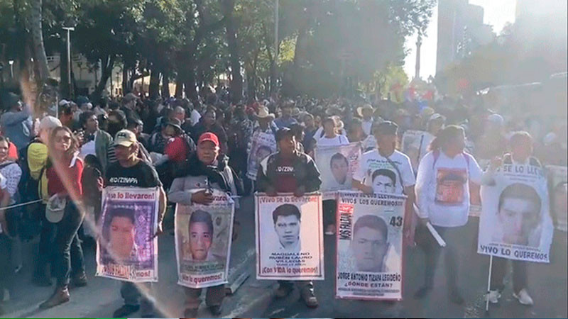 Marchan por los 43 normalistas desaparecidos, tras la liberación de 8 militares implicados  