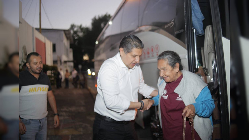 Logran visa 21 uruapenses para reencontrarse con sus familiares