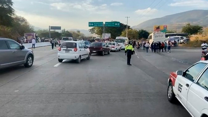 Alumnos y padres de familia bloquean la Autopista del Sol, a la altura de Chilpancingo, Guerrero 