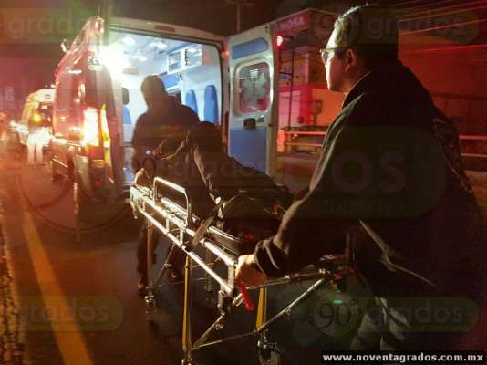 Choca ambulancia que trasladaba a tres policías heridos, en Morelia - Foto 0 