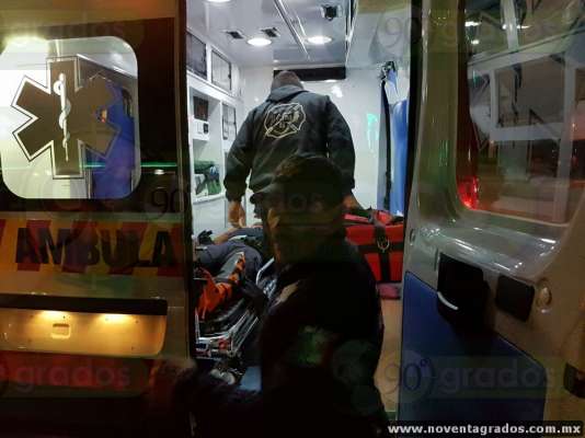 Choca ambulancia que trasladaba a tres policías heridos, en Morelia - Foto 1 