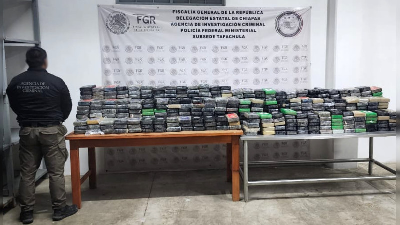 Chiapas: FGR asegura más de media tonelada de droga ocultos en tráiler que transportaba pescado 