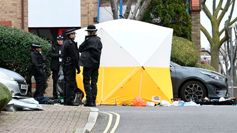 Policía británica neutraliza a sujeto que amagó a vecinos con una ballesta, en Londres 