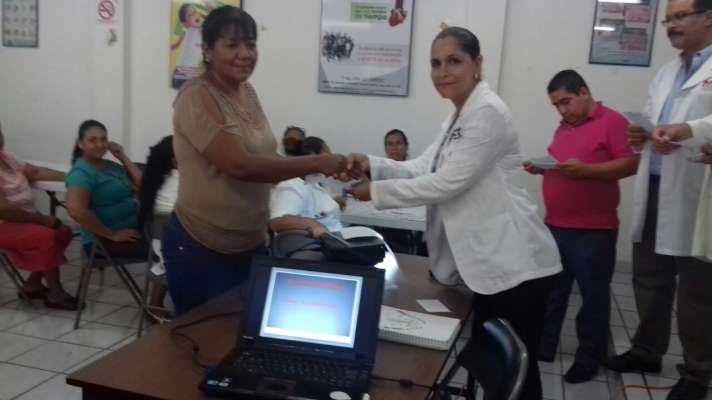 Entrega la jefa de la JS07 MSP Erika Marcela Cabrera Castañeda recursos a Auxiliares de Salud 