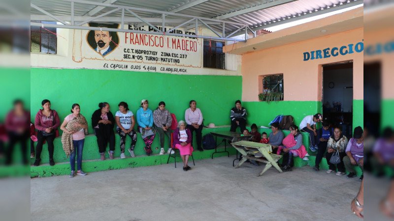 Edil de Ciudad Hidalgo entrega apoyos alimenticios, cobijas y útiles escolares en El Capulín