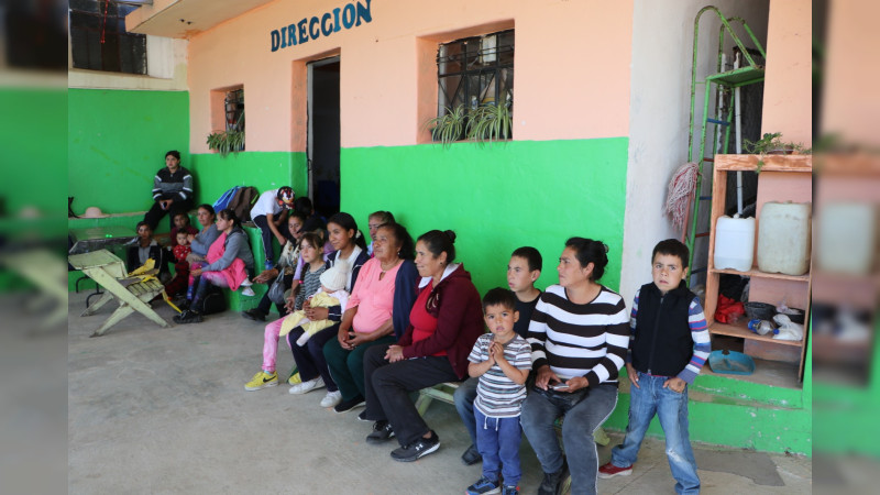 Edil de Ciudad Hidalgo entrega apoyos alimenticios, cobijas y útiles escolares en El Capulín