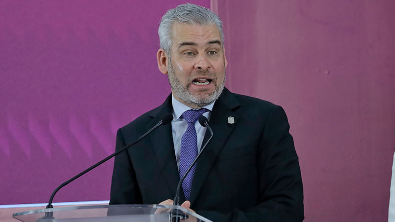 Pide Bedolla a escuelas privadas disminuir matrícula para preparación de profesores 