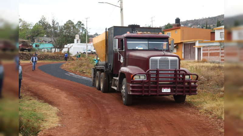 Avanza reencarpetamiento y construcción de vialidades en comunidades de Morelia