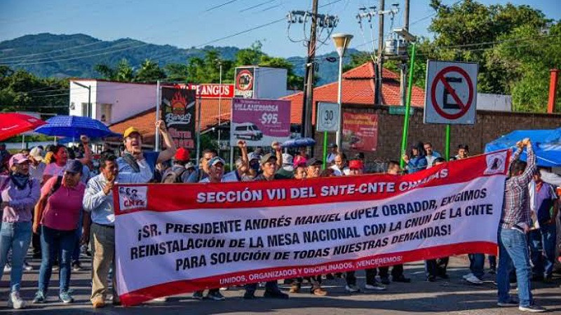 Afirma AMLO que se ha dignificado el trabajo de maestros y maestras en México  