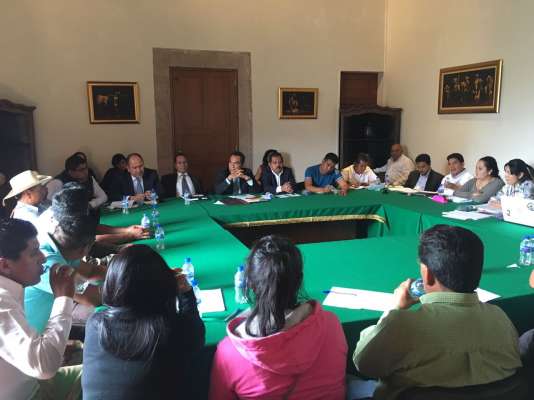 Instala Adrián López mesa de diálogo con habitantes de Pichátaro  