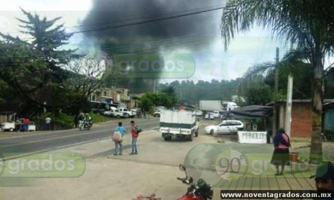 Normalistas incendian autobús y furgoneta en Chilchota, Michoacán; hay 49 normalistas detenidos - Foto 1 