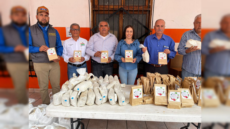Sader propicia el autoconsumo alimentario con entrega de paquetes de aves